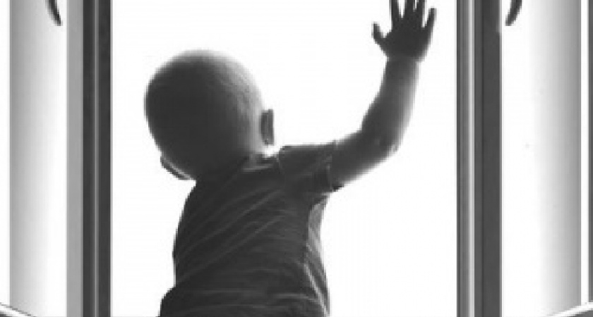 В Приангарье за один день выпали из окон два ребёнка