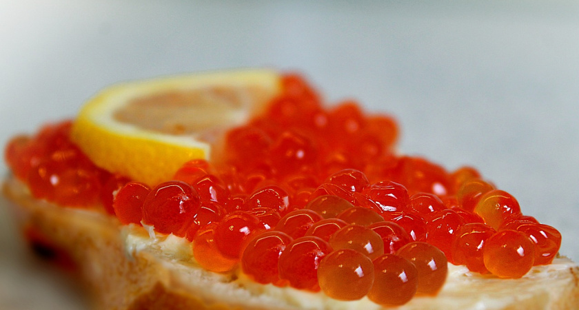 Как насладиться настоящим деликатесом: выбираем качественную красную икру