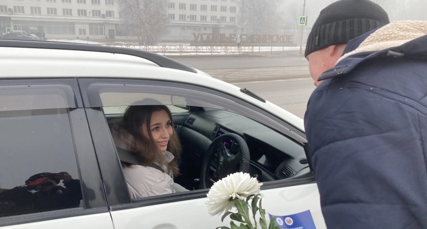 Фото к статье: В Усолье-Сибирском госавтоинспекторы совместно с отцами- общественниками поздравили автоледи с Днем матери
