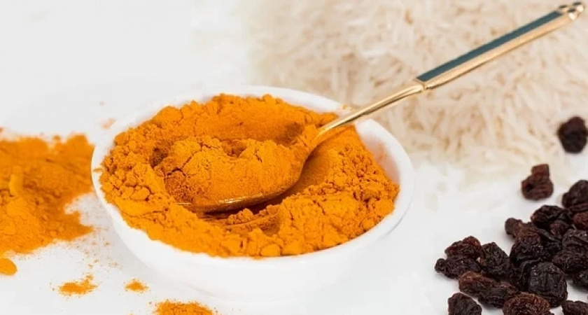 Нутрициолог Муравская посоветовала употреблять куркуму для нормализации работы ЖКТ