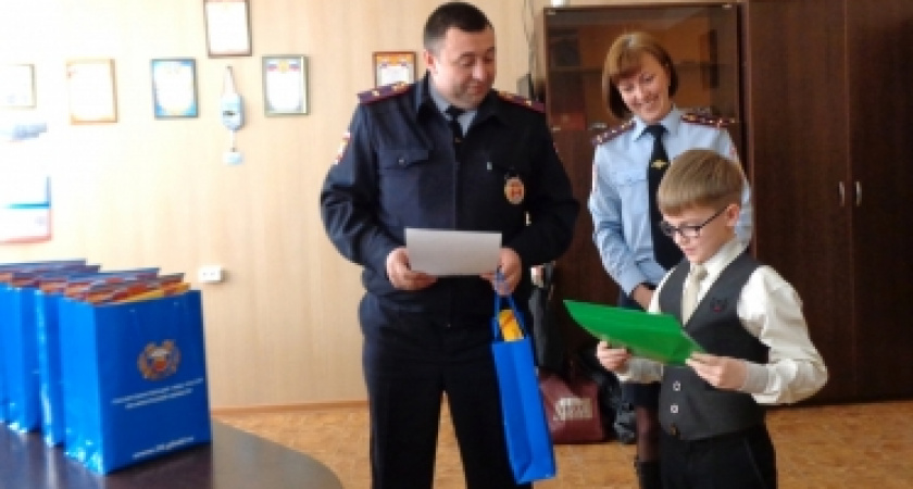 Инспекторы Усольского района наградили победителей конкурса детского рисунка