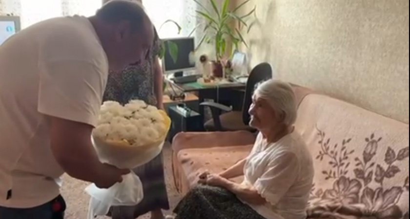 Мэр города поздравил усольчанку со столетием