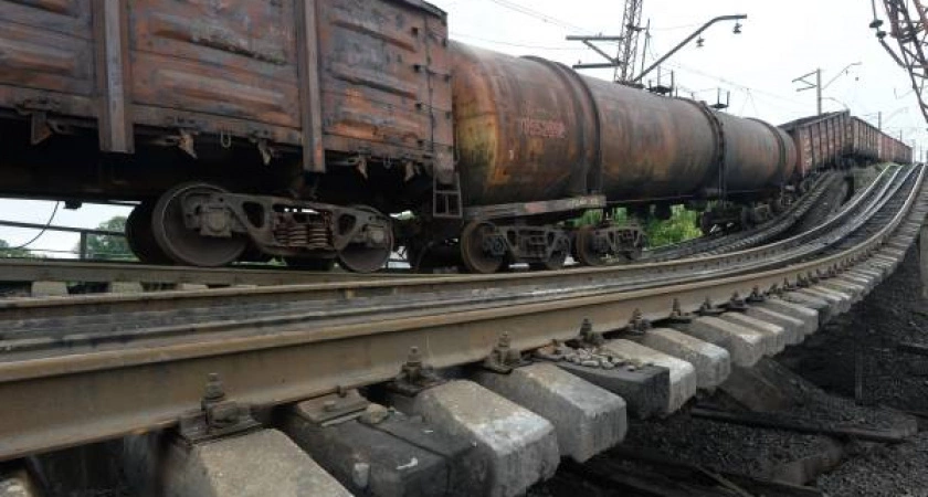 Фото к статье: Под Иркутском сошел с пути локомотив грузового поезда