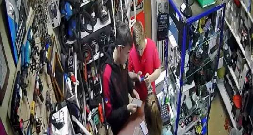 В Усолье-Сибирском разыскиваются подозреваемые в совершении кражи телефона