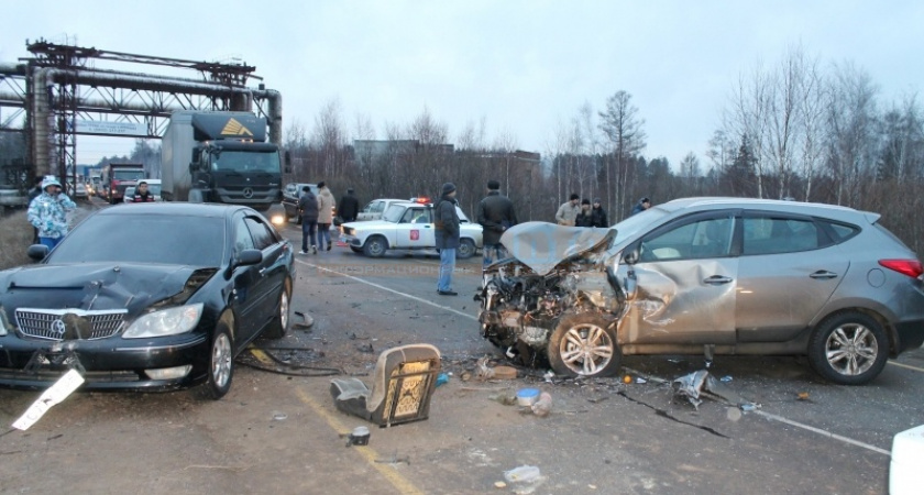 В результате столкновения четырех автомобилей под Ангарском пострадали 3 человека