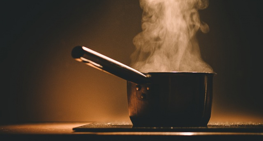 Вызывает онкологию: врач рассказала об опасности горячей еды