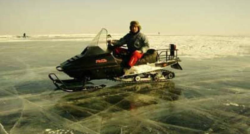 На Байкале затонул снегоход, водитель и пассажиры спаслись