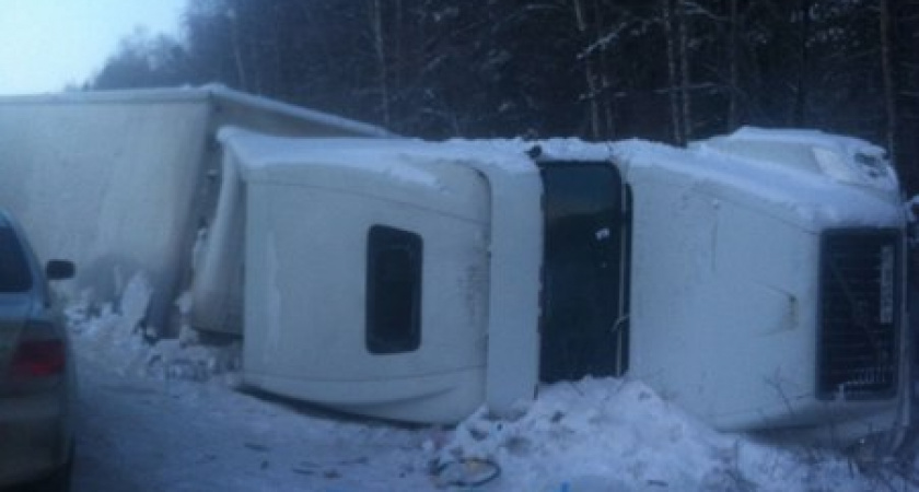 Срочно нужна помощь! На трассе Иркутск - Слюдянка томские дальнобойщики живут в шалаше у перевернутой фуры