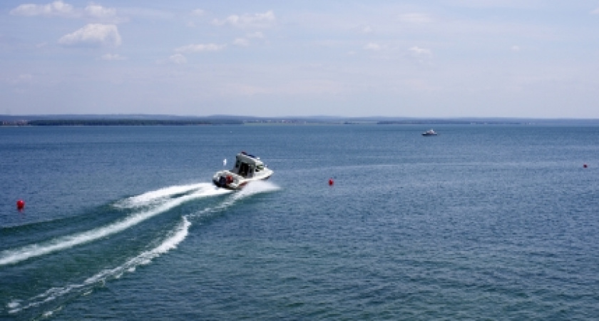 Семью на лодке с отказавшим двигателем спасли на Иркутском водохранилище