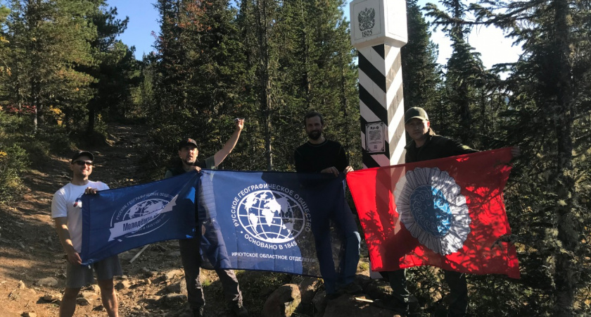 На туристическом маршруте на пик Черского установили верстовой столб с QR-кодом