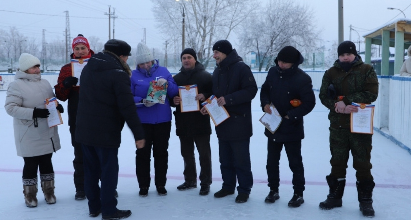 В Усольском районе местные жители реконструировали хоккейный корт