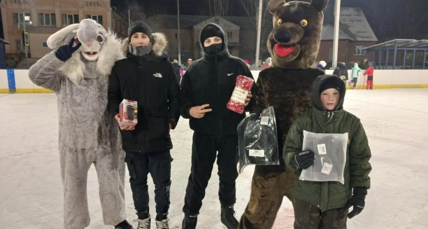 Фото к статье: «Ледяная пятница»: массовое катание на коньках в посёлке Тельма