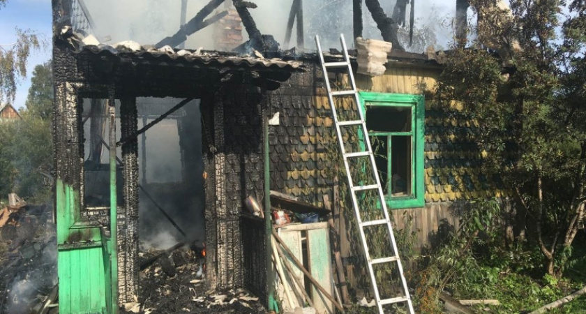 В Усольском районе загорелся дачный домик
