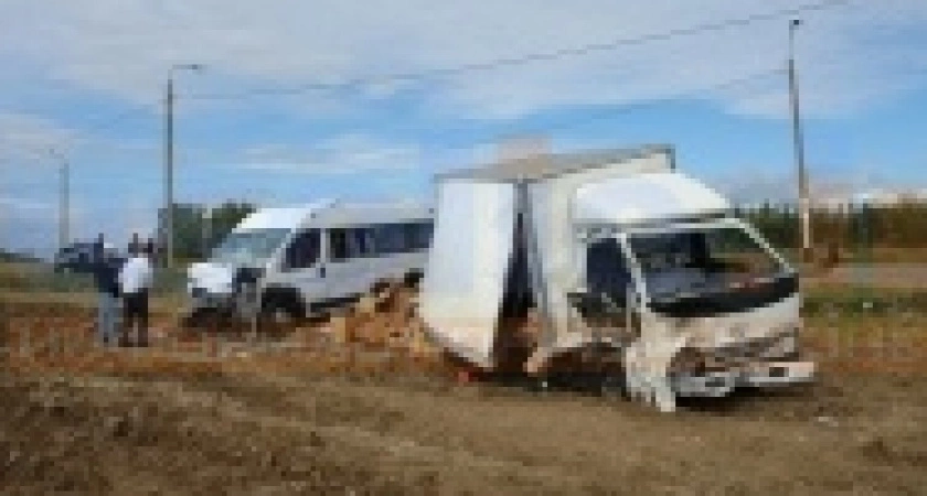 Фото к статье: Полиция устанавливает виновника ДТП с участием маршрутного автобуса на трассе М-53