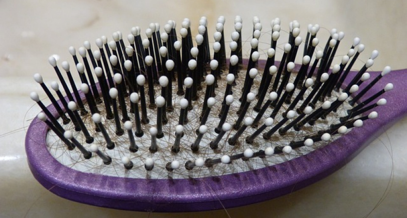 Невролог объяснил, как остановить выпадение волос после коронавируса