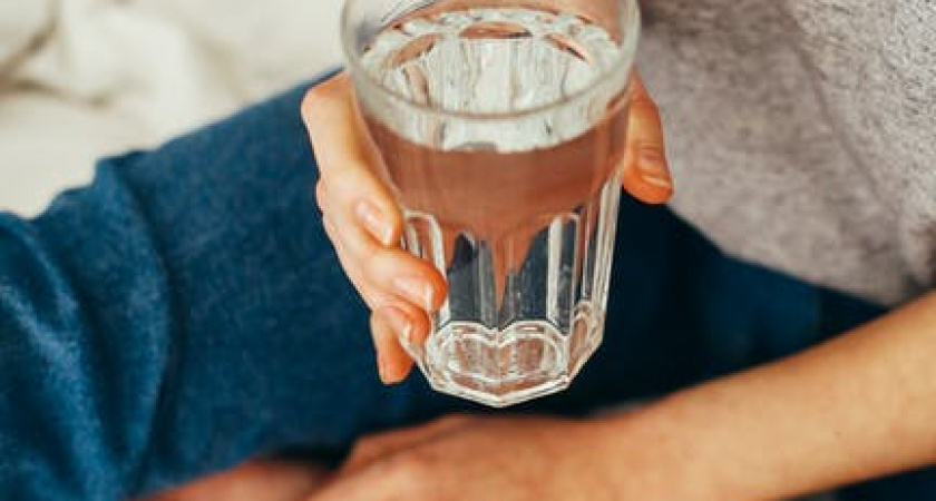Россиянам рассказали, как стакан воды натощак влияет на здоровье