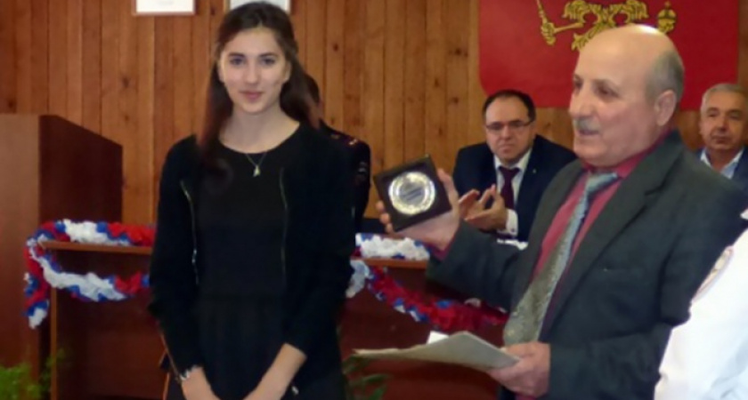 В Киренске общественники наградили 17-летнюю девушку, которая помогла задержать грабителей