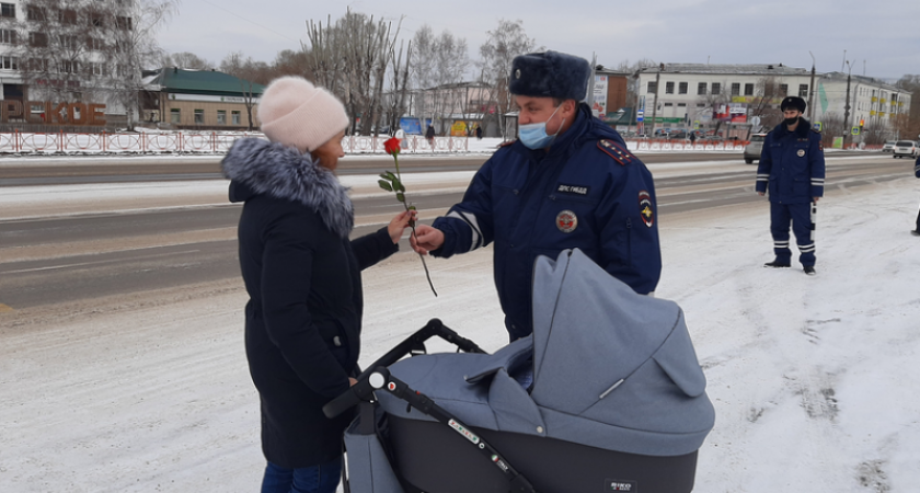 В Усолье-Сибирском сотрудники Госавтоинспекции поздравили женщин с Днем матери