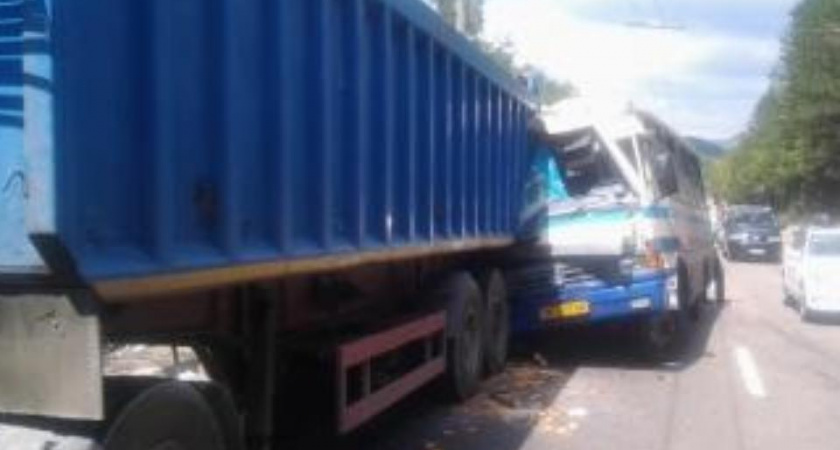 В Усольском районе столкнулись автобус и грузовик