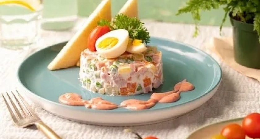 Больше половины россиян готовят оливье с вареной колбасой