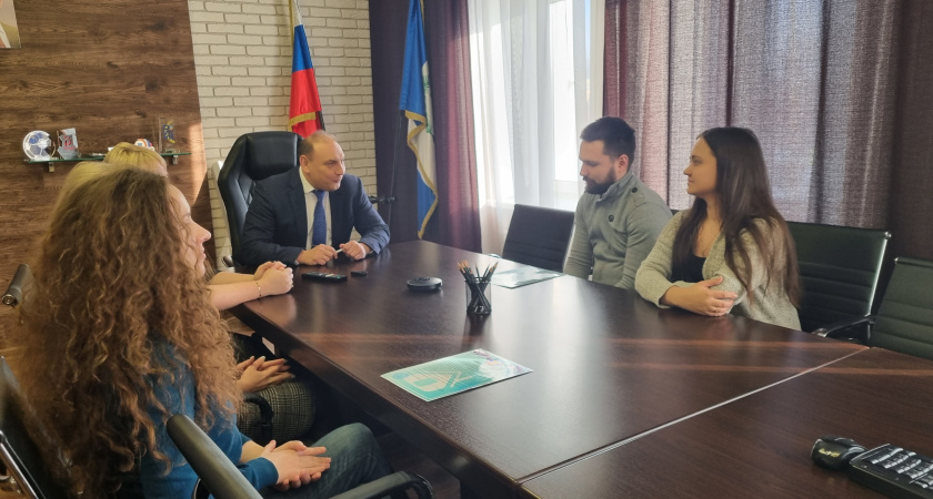 В Усолье-Сибирском вручили сертификаты на приобретение жилья еще двум  семьям 