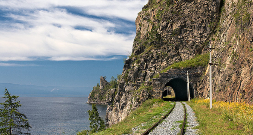 Скала обрушилась на Кругобайкальской железной дороге в Иркутской области