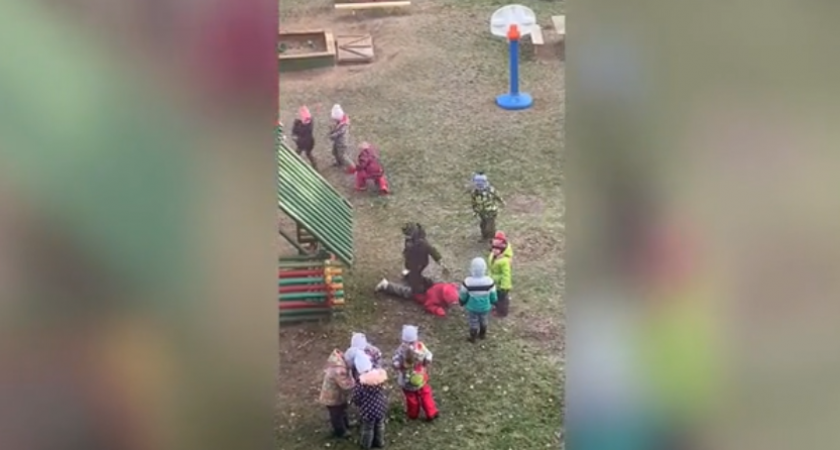 В детском саду воспитанники пинали ногами другого ребёнка и по очереди стояли у него на спине