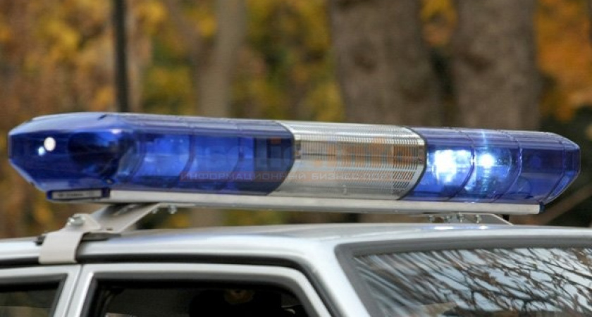 Полицейские разбираются в обстоятельствах дорожной аварии