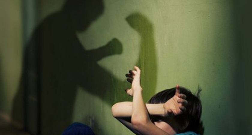 Социального педагога из Иркутской области подозревают в избиении и оскорблении детей 