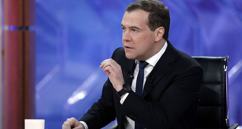 Медведев призвал изменить трудовые законы РФ в соответствии с вызовами современности