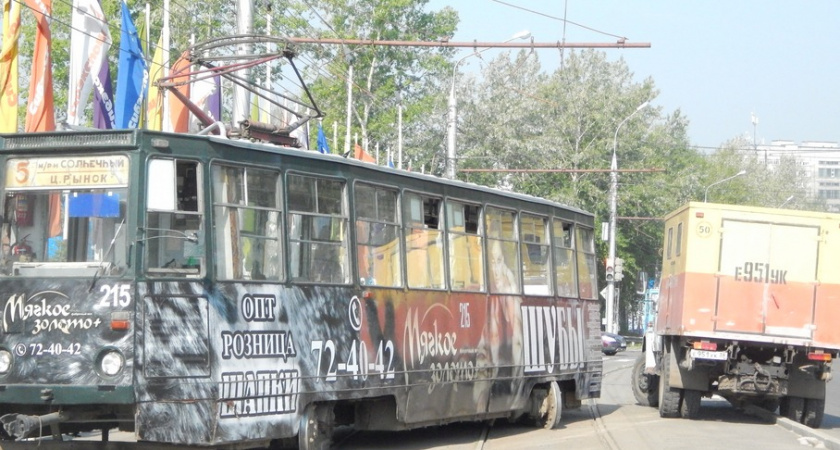 Женщина получила травмы из-за сошедшего с рельсов трамвая в Иркутске