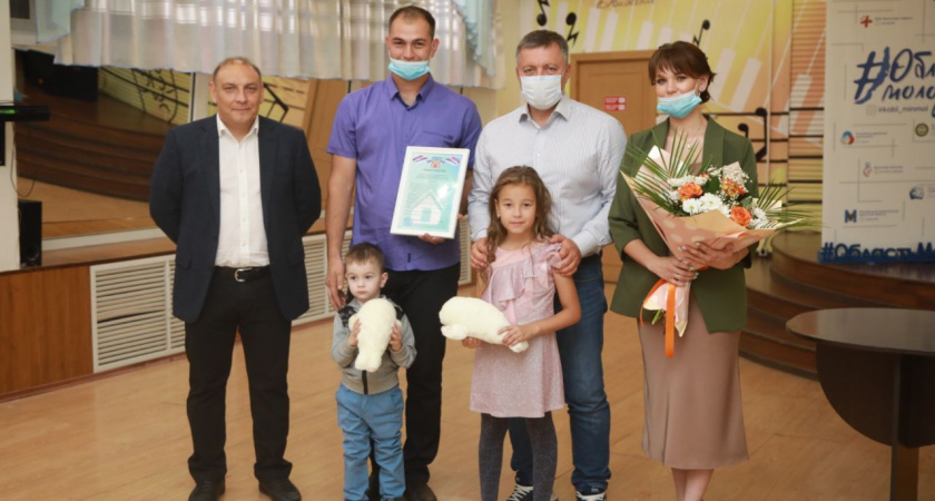 Игорь Кобзев вручил свидетельство о праве на получение социальной выплаты на приобретение жилья усольской  семье