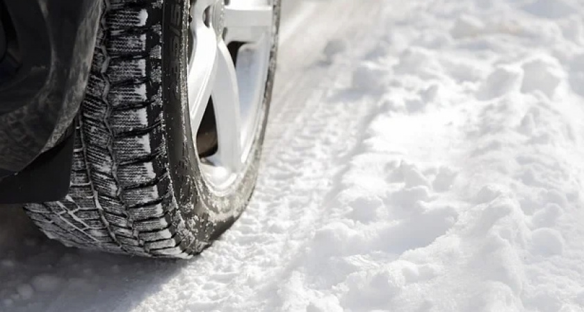 Автоэксперт Рязанов перечислил способы продления срока эксплуатации шипованных шин