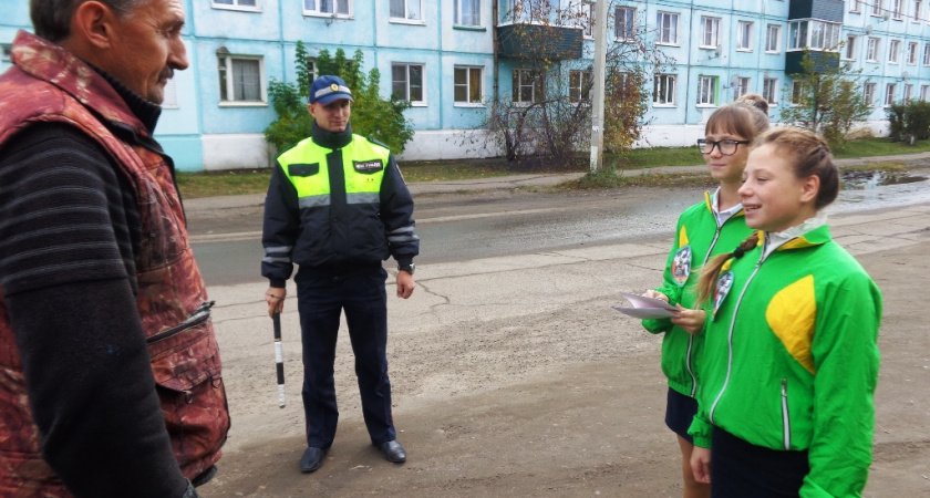 В Усольском районе сотрудники ГИБДД патрулируют дороги совместно с юными помощниками