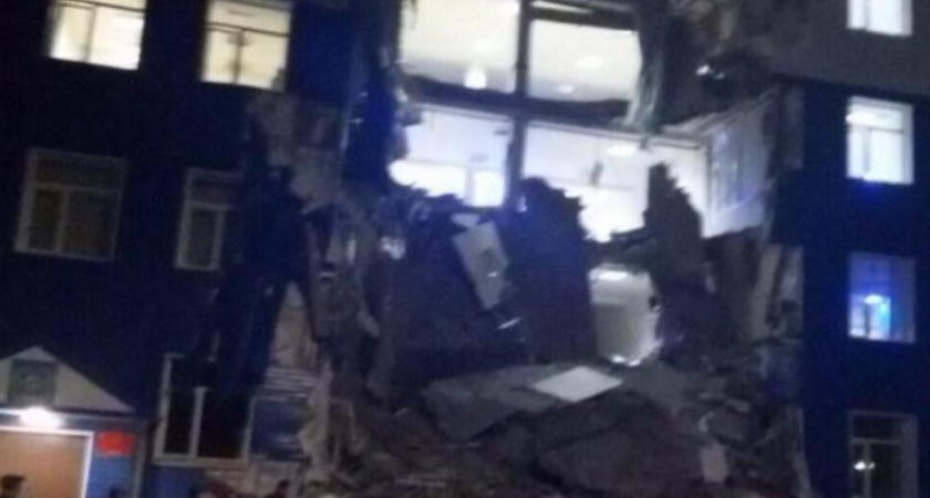 Число погибших при обрушении казармы в Омской области выросло до 23 человек 