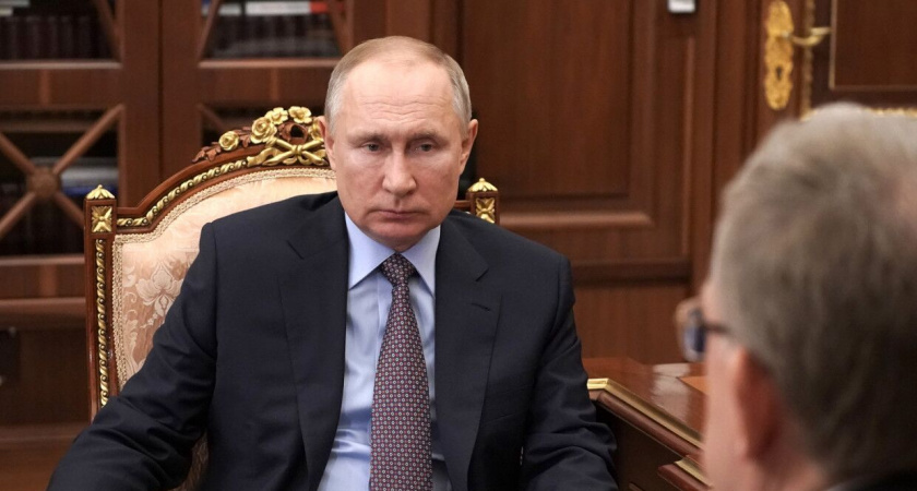 Путин предложил не списывать долги с минимального дохода россиян