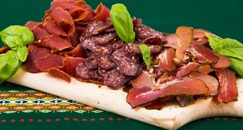 Мясные блюда и желтый гарнир на новогоднем столе помогут правильно встретить год Тигра