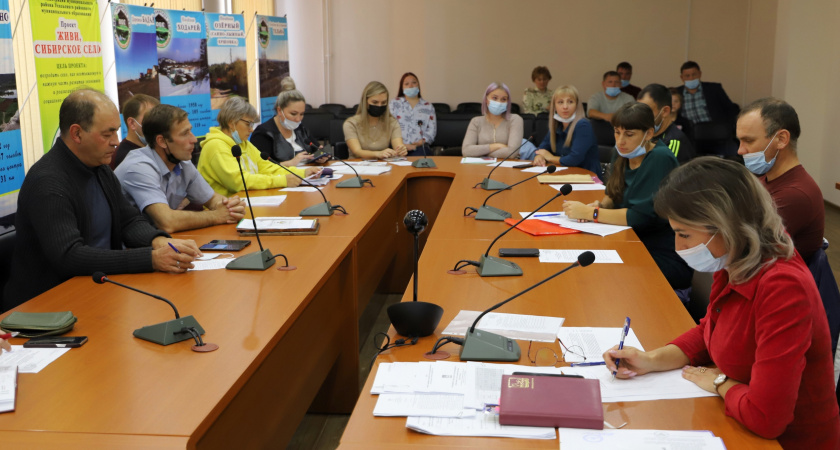 Юным спортсменам Усольского района вручили золотые знаки ГТО и удостоверения.