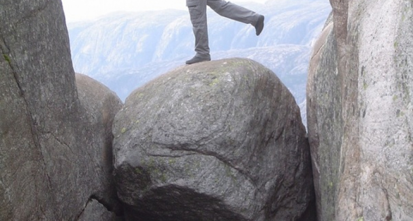 Турист упал со скалы на тропе между Большими Котами и Большим Голоустным 