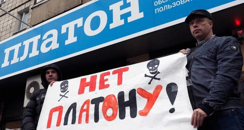 Фото к статье: В рамках Всероссийской стачки дальнобойщики уже добились отмены двукратного повышения тарифа