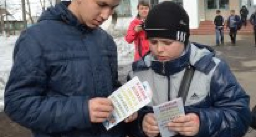 В Усольском районе сотрудники госавтоинспекции раздали световозвращающие элементы и буклеты с ПДД детям  