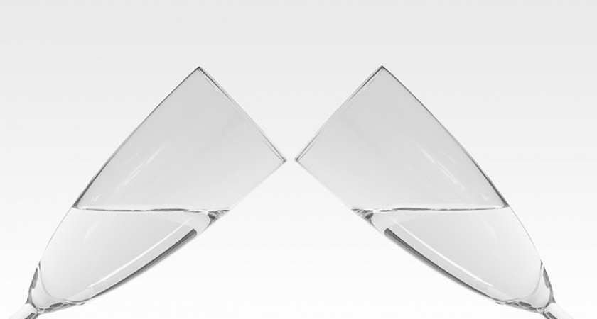 Врач рассказал, чем лучше закусывать шампанское