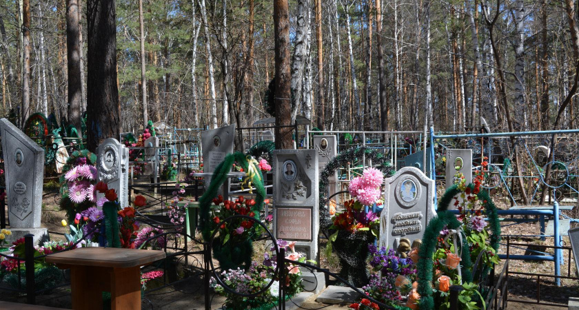 Сегодня Родительский день. Усольчане посещают могилки родных