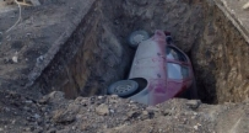 Иномарка в Иркутске провалилась в траншею на дороге