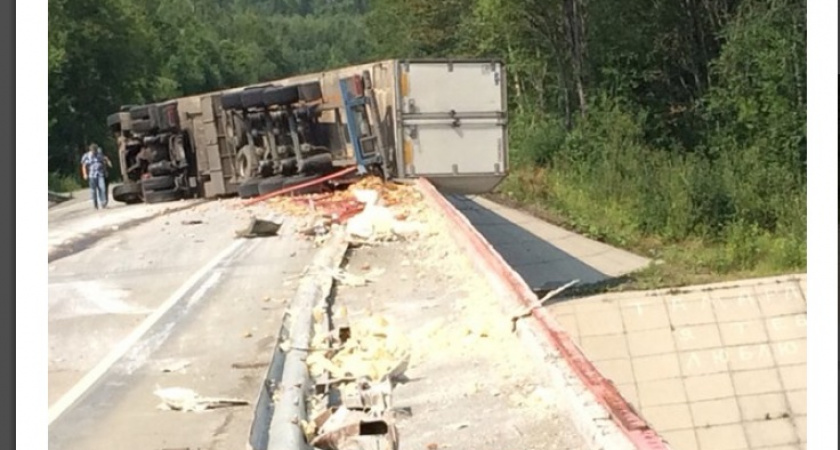 Фура с овощами снесла дорожное ограждение и "легла на бок" на трассе в Приангарье 