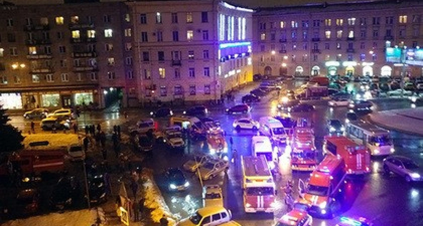Фото к статье: Теракт в Петербурге? Взрыв прогремел в магазине "Перекрёсток"
