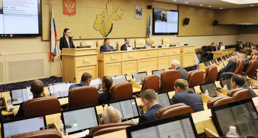 Фото к статье: В Иркутской области приняты поправки к законодательству, которые позволят расширить гарантии для работающей молодежи