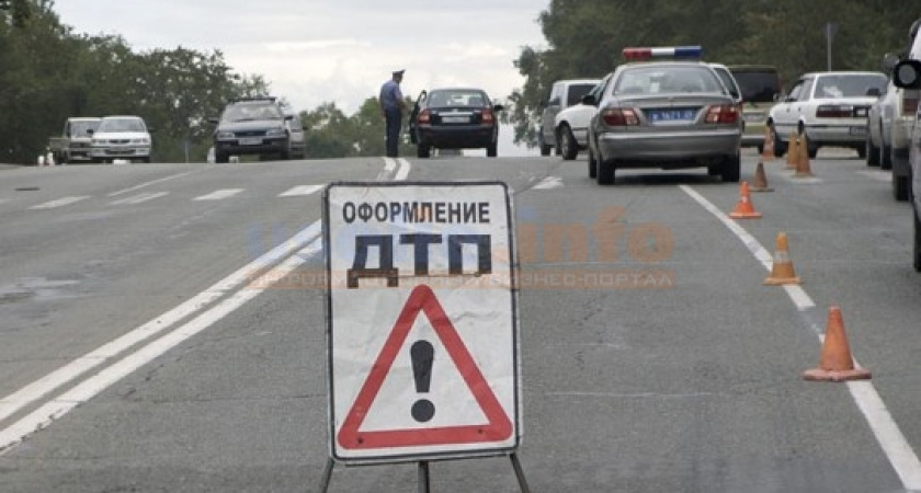 В Иркутске иномарка врезалась в пассажирский автобус