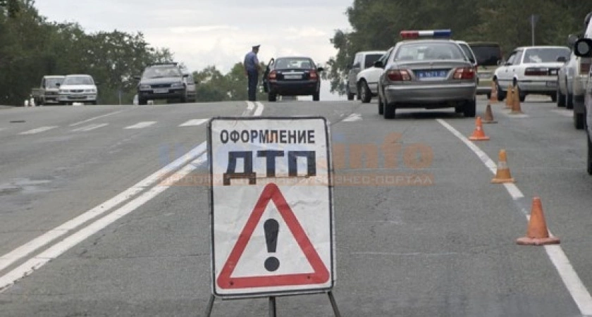 Фото к статье: В Иркутске иномарка врезалась в пассажирский автобус