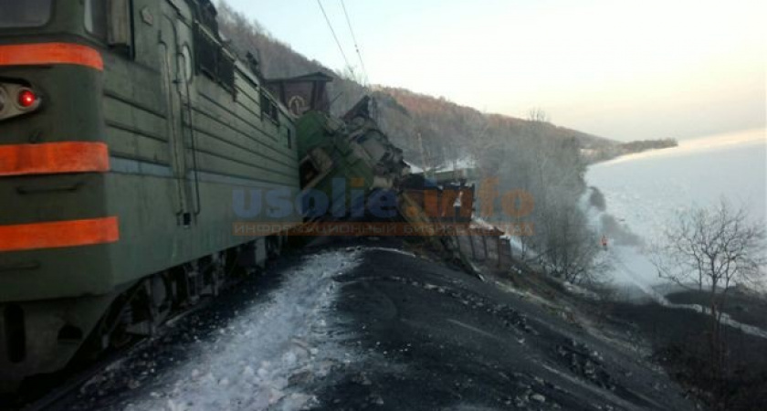 На Восточно-Сибирской железной дороге с рельсов сошел 21 вагон с углем